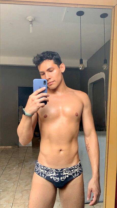 Naakte gelekte OnlyFans-foto van Gabriel Padilha
