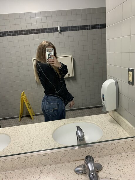 Naakte gelekte OnlyFans-foto van Julz