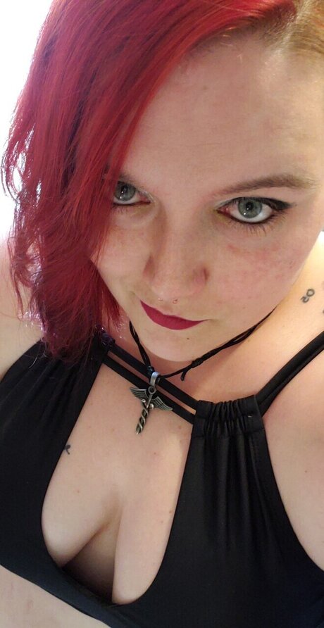 Naakte gelekte OnlyFans-foto van Trisha Frey