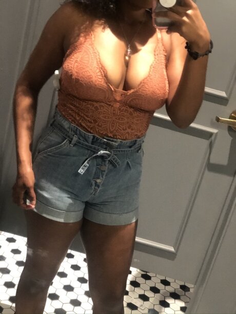 Naakte gelekte OnlyFans-foto van Elisa