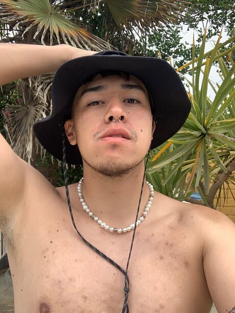 Naakte gelekte OnlyFans-foto van Bastin