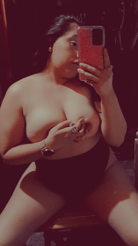 Naakte gelekte OnlyFans-foto van Mily