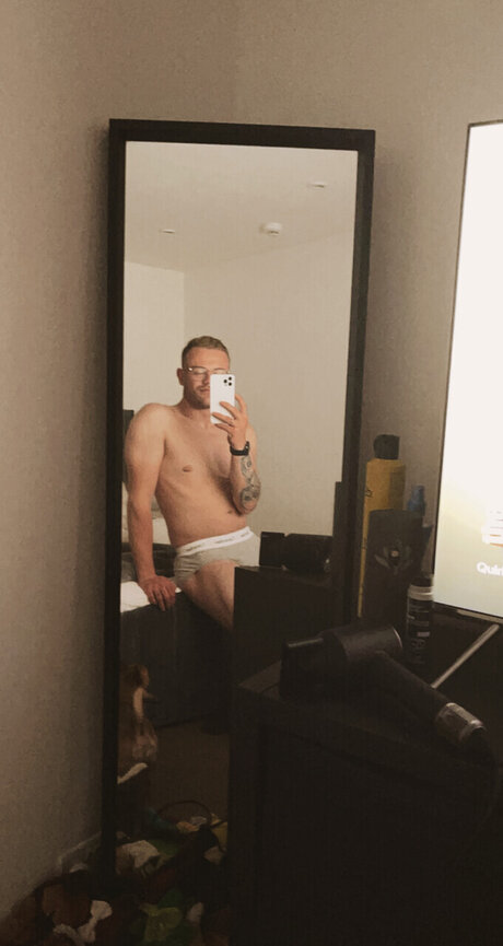 Naakte gelekte OnlyFans-foto van Harry Burgan