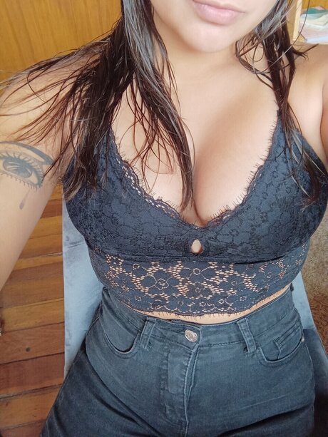 Naakte gelekte OnlyFans-foto van Yadespiertatenena
