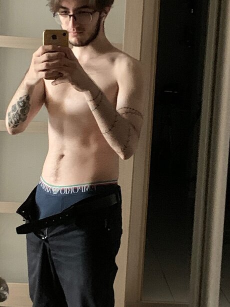 Naakte gelekte OnlyFans-foto van Anton