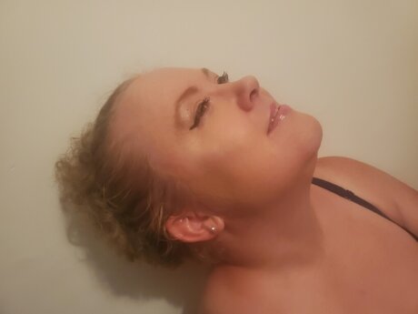 Naakte gelekte OnlyFans-foto van Lacy Cakes 