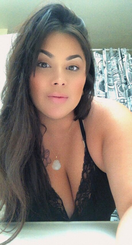 Naakte gelekte OnlyFans-foto van Curvybrunette