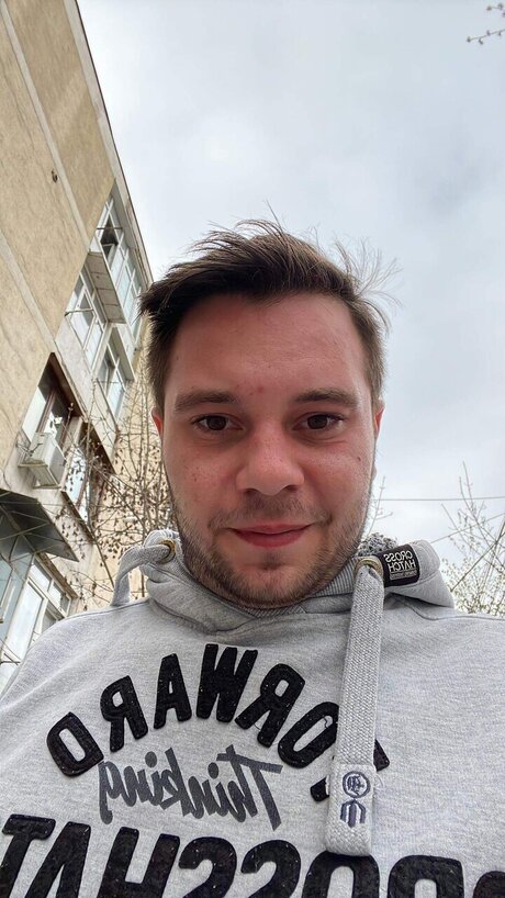Naakte gelekte OnlyFans-foto van Ra Dascalu
