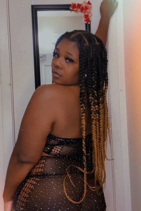 Naakte gelekte OnlyFans-foto van Della Baby 