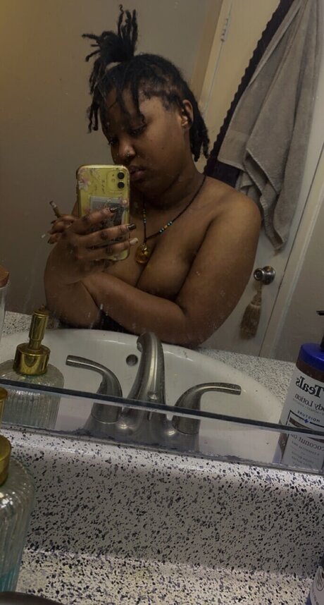 Naakte gelekte OnlyFans-foto van Rashya