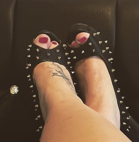 Naakte gelekte OnlyFans-foto van Tattooedtootsies4u