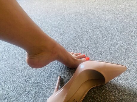 Naakte gelekte OnlyFans-foto van Alicesfeetandabitmore