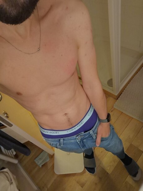 Naakte gelekte OnlyFans-foto van Belgiannudes