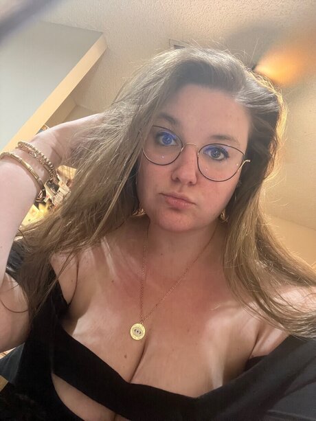 Naakte gelekte OnlyFans-foto van Emily Enchanter