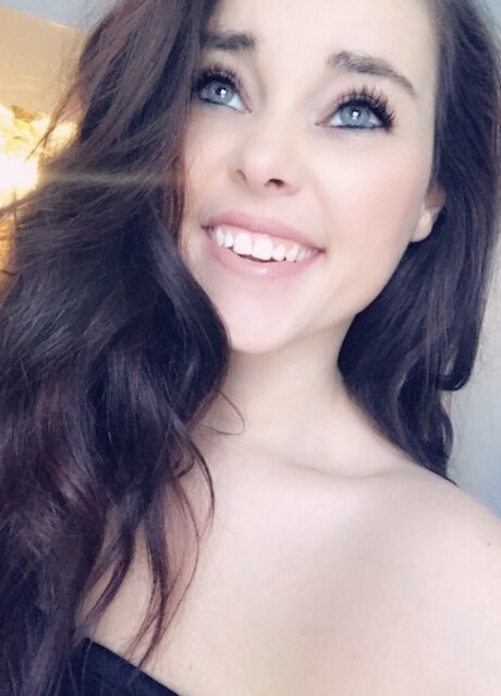 Naakte gelekte OnlyFans-foto van Kristin Kreme