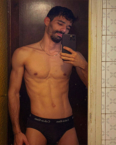Naakte gelekte OnlyFans-foto van Pedro 