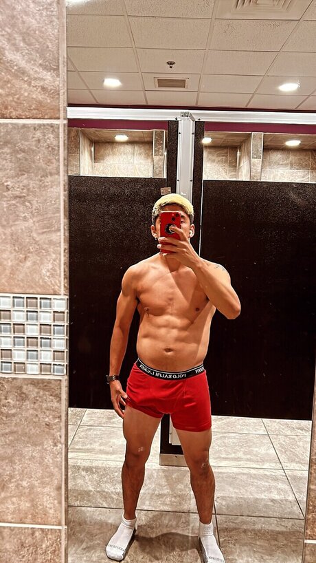 Naakte gelekte OnlyFans-foto van Angelodevil