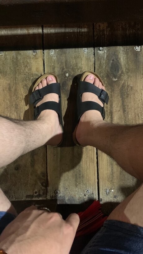 Naakte gelekte OnlyFans-foto van Happy Feet X