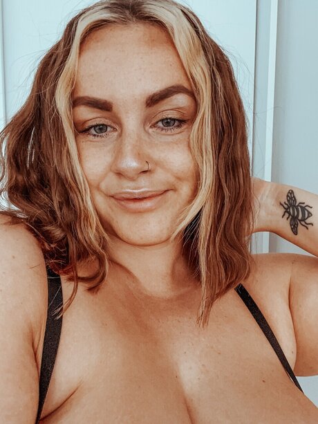 Naakte gelekte OnlyFans-foto van Sisi 