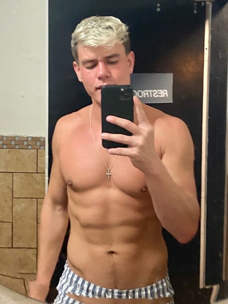 Naakte gelekte OnlyFans-foto van Allamerican