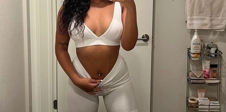 Naakte gelekte OnlyFans-foto van Nikkkaaa