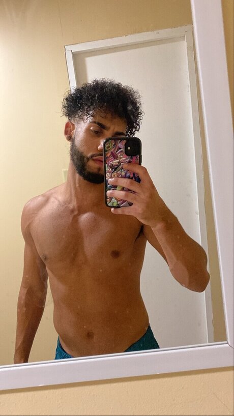 Naakte gelekte OnlyFans-foto van Papi Juan