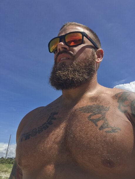 Naakte gelekte OnlyFans-foto van Matthew Cardona
