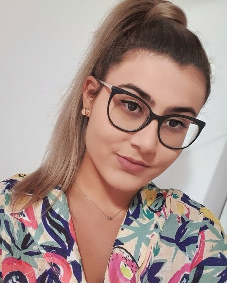 Naakte gelekte OnlyFans-foto van Andreea Ionescu