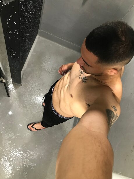Naakte gelekte OnlyFans-foto van Superstroke