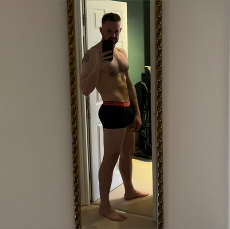 Naakte gelekte OnlyFans-foto van King Barn
