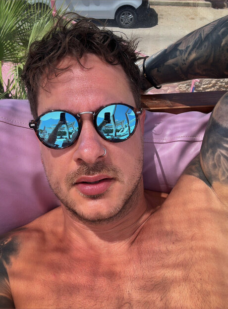Naakte gelekte OnlyFans-foto van Taylor