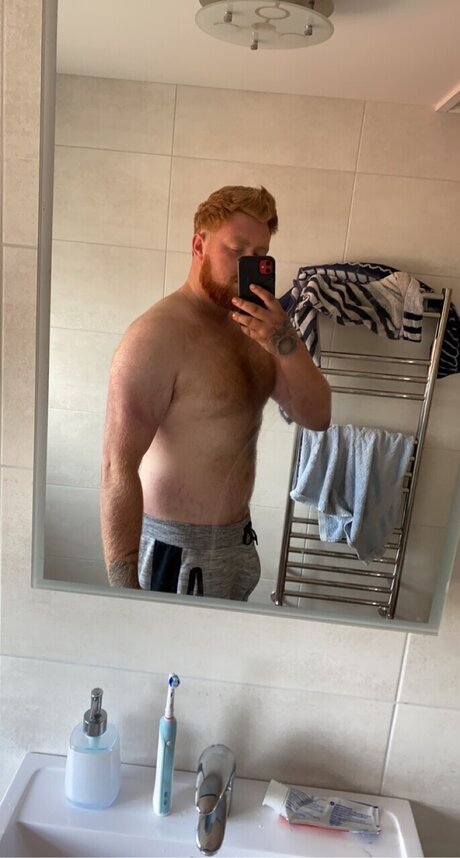 Naakte gelekte OnlyFans-foto van Ginge