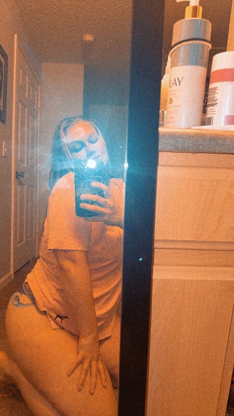 Naakte gelekte OnlyFans-foto van Syd