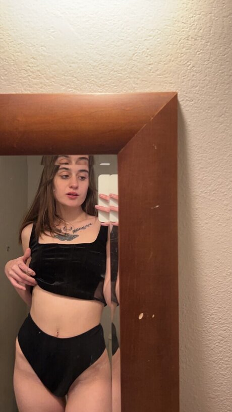 Naakte gelekte OnlyFans-foto van Elyse