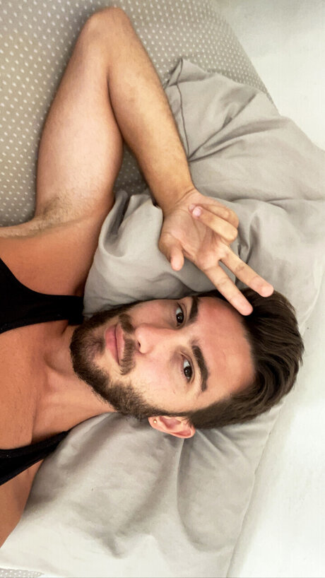 Naakte gelekte OnlyFans-foto van Andr Bilek