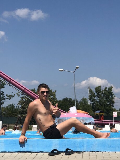 Naakte gelekte OnlyFans-foto van Neacsu Adrian