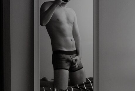 Naakte gelekte OnlyFans-foto van Frsh