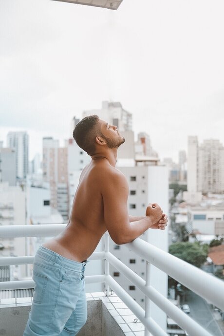 Naakte gelekte OnlyFans-foto van Alvarez