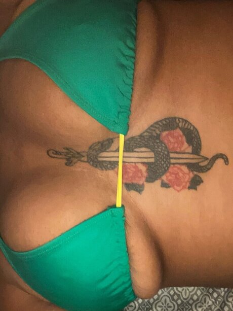 Naakte gelekte OnlyFans-foto van Lee