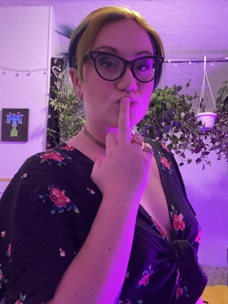 Naakte gelekte OnlyFans-foto van Olive Aster