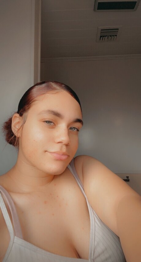 Naakte gelekte OnlyFans-foto van Lighskinnae