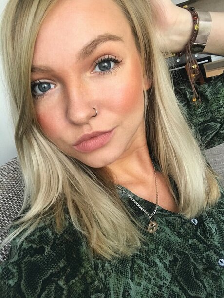 Naakte gelekte OnlyFans-foto van Alice In Wonderland
