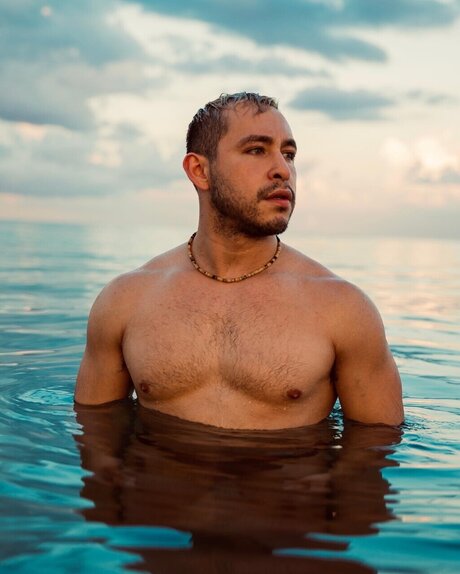 Naakte gelekte OnlyFans-foto van Benny Hanzo