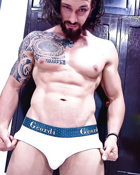 Naakte gelekte OnlyFans-foto van Keyguevara