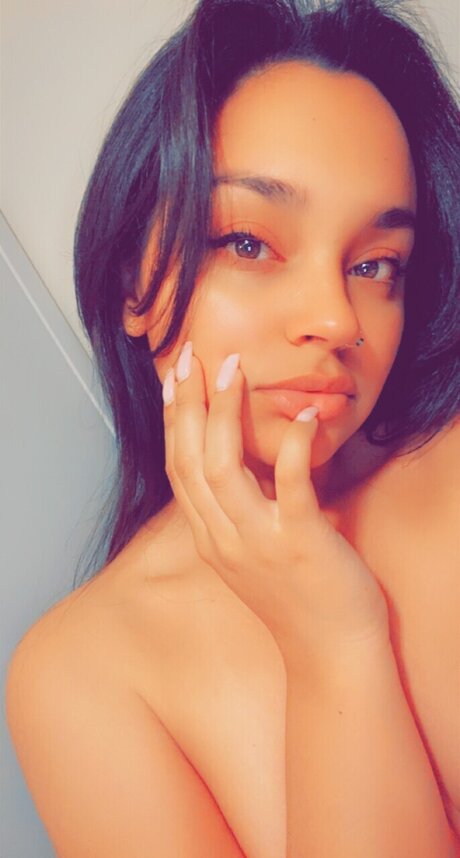 Naakte gelekte OnlyFans-foto van Sirenas Garden