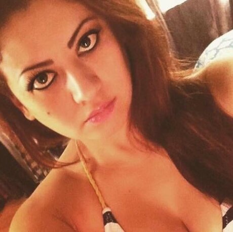 Naakte gelekte OnlyFans-foto van Ella Khairy