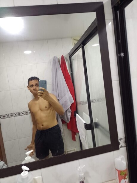 Naakte gelekte OnlyFans-foto van Alistar Loveless