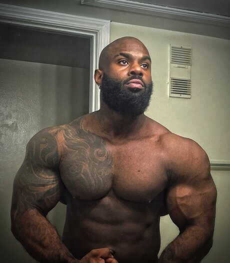 Naakte gelekte OnlyFans-foto van Kareem Joshua