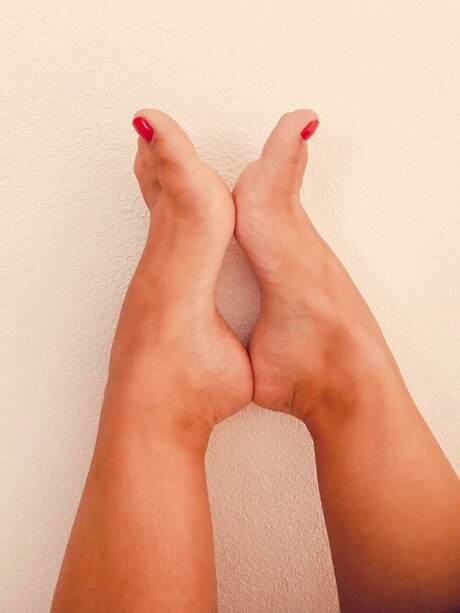 Naakte gelekte OnlyFans-foto van Sweet Feet