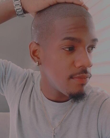 Naakte gelekte OnlyFans-foto van Adonis Herrera